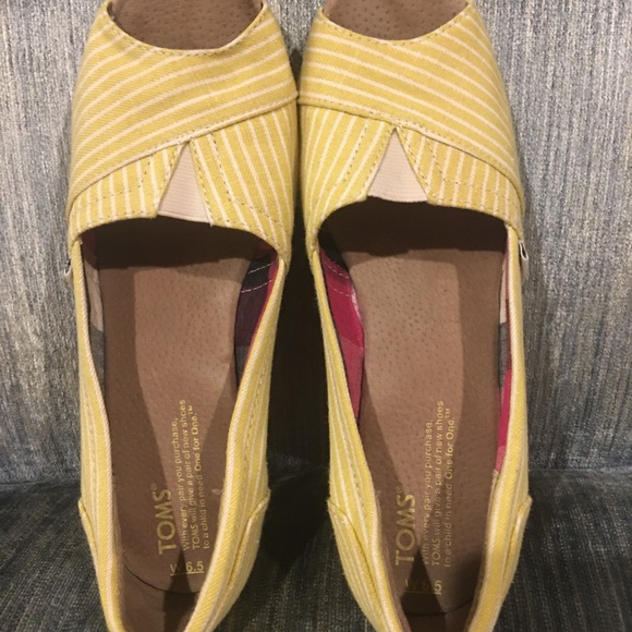 TOMS wedges yellow pinstripe. - Picture 3 of 8